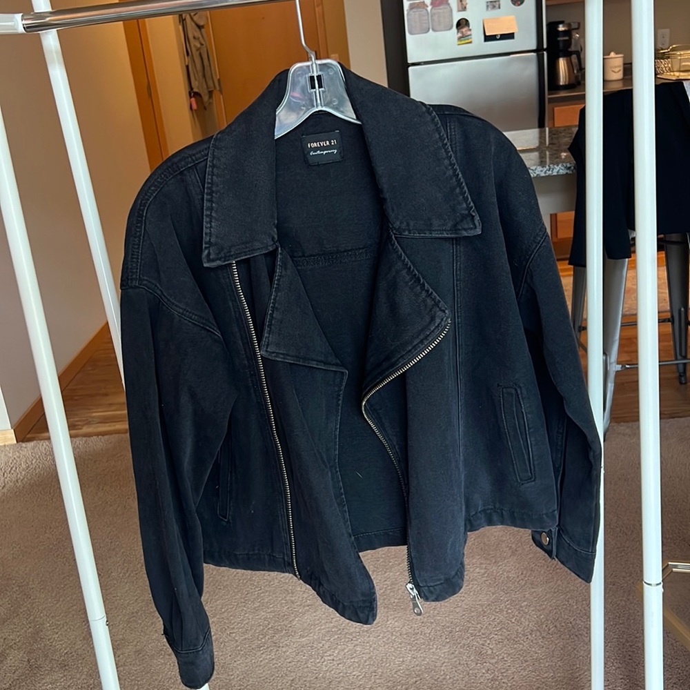 Black jean jacket - size M - Forever 21